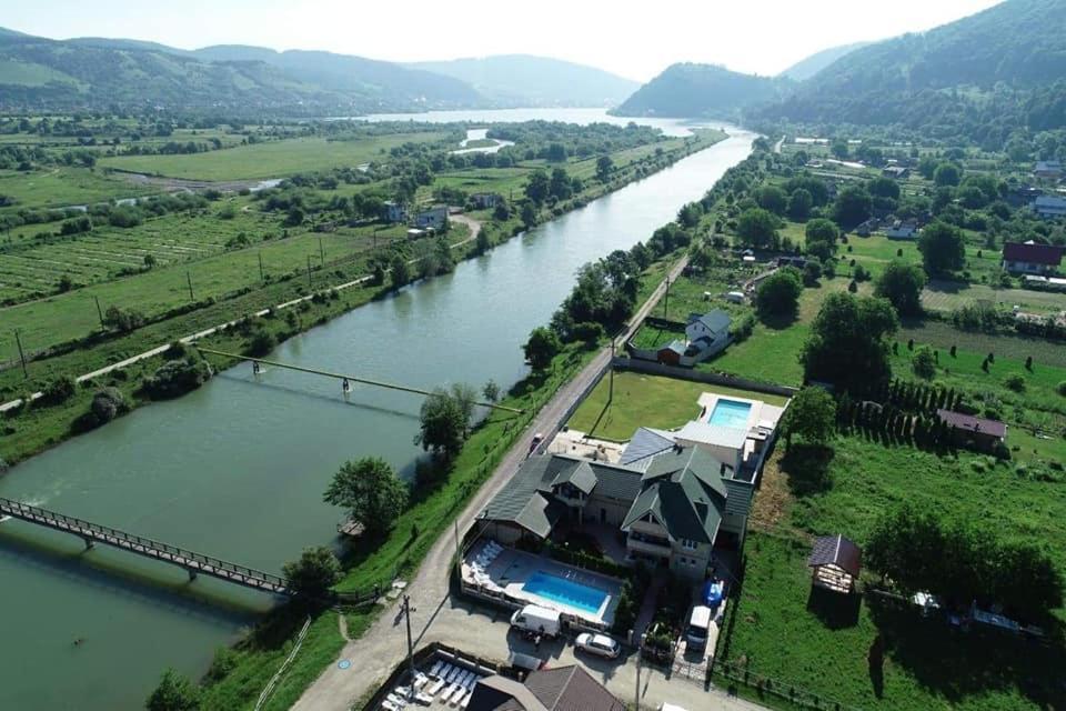 Pensiunea Lory Hotel Piatra Neamt Exterior photo